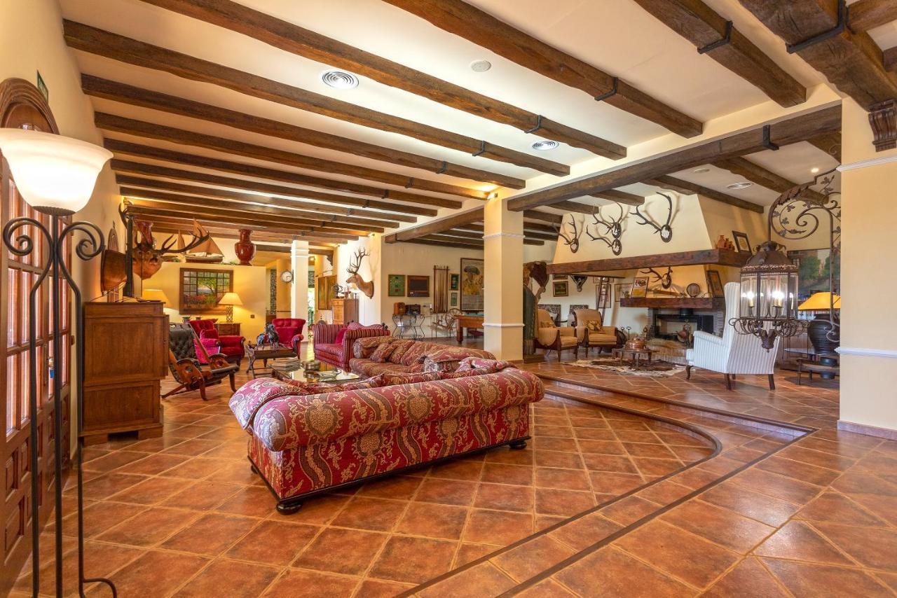 Casa Flores Con Piscina Interior Climatizada * Alcaucin