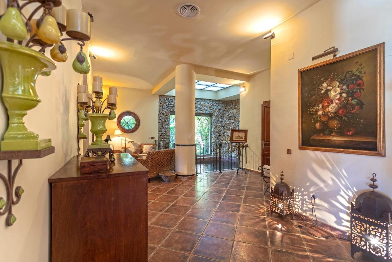 Casa Flores Con Piscina Interior Climatizada * Alcaucin